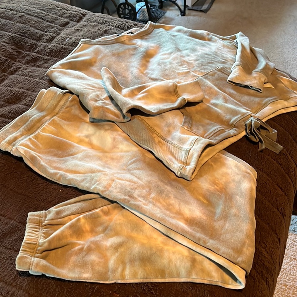 Comfy olive green tie die outfit